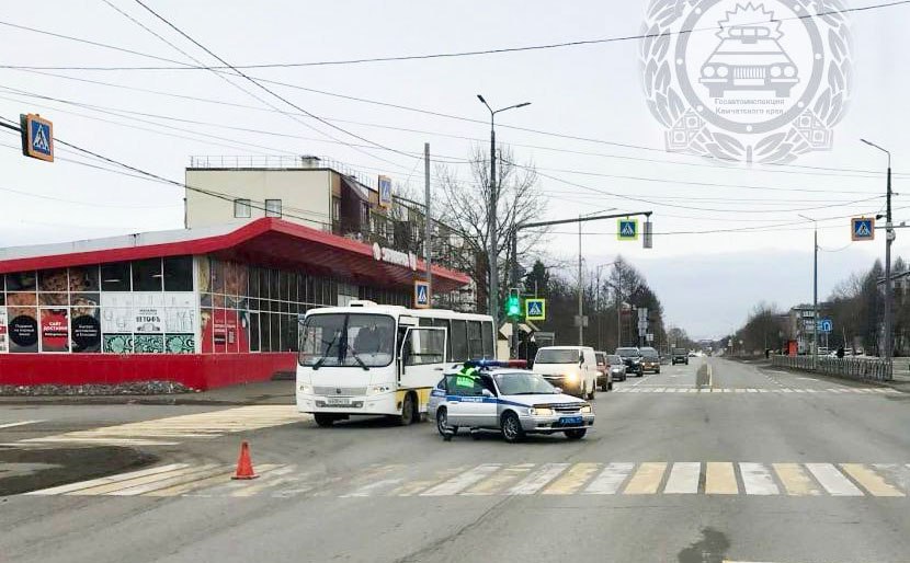 На Камчатке «Хонда» сбила на переходе девочку  После ДТП подросток обратился за медицинской помощью  В городе Елизово «Хонда-Шатл» наехала на регулируемом пешеходном переходе на 15-летнюю девочку. Против водителя возбудили дело за то, что он оставил место аварии. Подробности по ссылке: