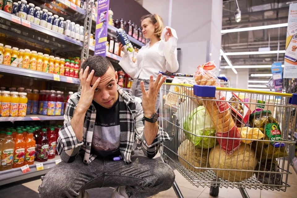 В Госдуме предложили ввести обязательную маркировку для вредных продуктов В России предложили ввести обязательную маркировку для продуктов с вредными веществами чтобы помочь гражданам более осознанно подходить к выбору пищи Инициативу высказал Ярослав Нилов председатель комитета Госдумы по труду социальной политике и делам ветеранов Потребители зачастую могут не знать о том ущербе который могут нанести некоторые продукты их здоровью не осведомлены они и о названиях таких вредных веществ на содержание которых в продукции нужно обращать особое внимание пояснил парламентарий в беседе с телеканалом 360 ru Он предложил чтобы на упаковке продукции была контрастная маркировка которая сообщала о высоком содержании сахара соли насыщенных жиров и калорийности Депутат отметил что такой подход поможет потребителям делать осознанный выбор не тратя время на изучение мелкого шрифта и сложных таблиц Комсомольская правда Подпишись на Дежурный