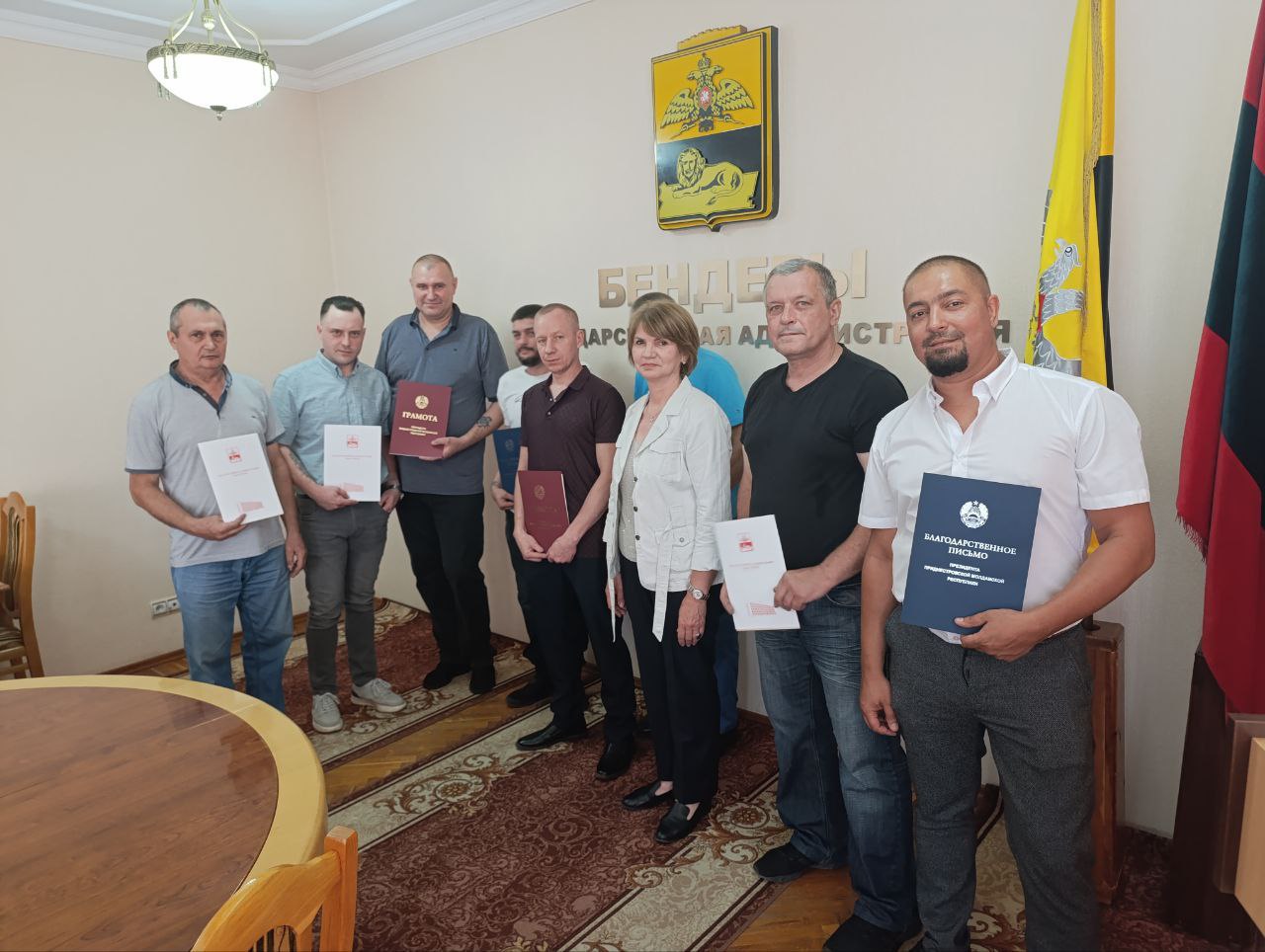 В государственной администрации прошла церемония чествования и награждения сотрудников предприятия «Век».   Награждение приурочили к профессиональному празднику – Дню металлурга.   ООО «Век» - активно развивающееся производство, где трудится уже более сотни человек. За многолетний добросовестный труд, высокий профессионализм и в связи с профессиональным праздником государственными и муниципальными наградами были отмечены 8 сотрудников.  Вручила награды первый заместитель главы государственной администрации по экономическим и правовым вопросам Людмила Шеленкова.   «Отрадно отметить, что именно Бендеры стали местом, где зарождалось ваше предприятие. Постоянно совершенствуясь, обновляя оборудование и расширяя производство, вы шагнули далеко за пределы нашего города, и сейчас ваша продукция пользуется спросом не только в Приднестровье, но и за рубежом. Вклад ООО «Век» в экономику нашего города и республики достоин признания».