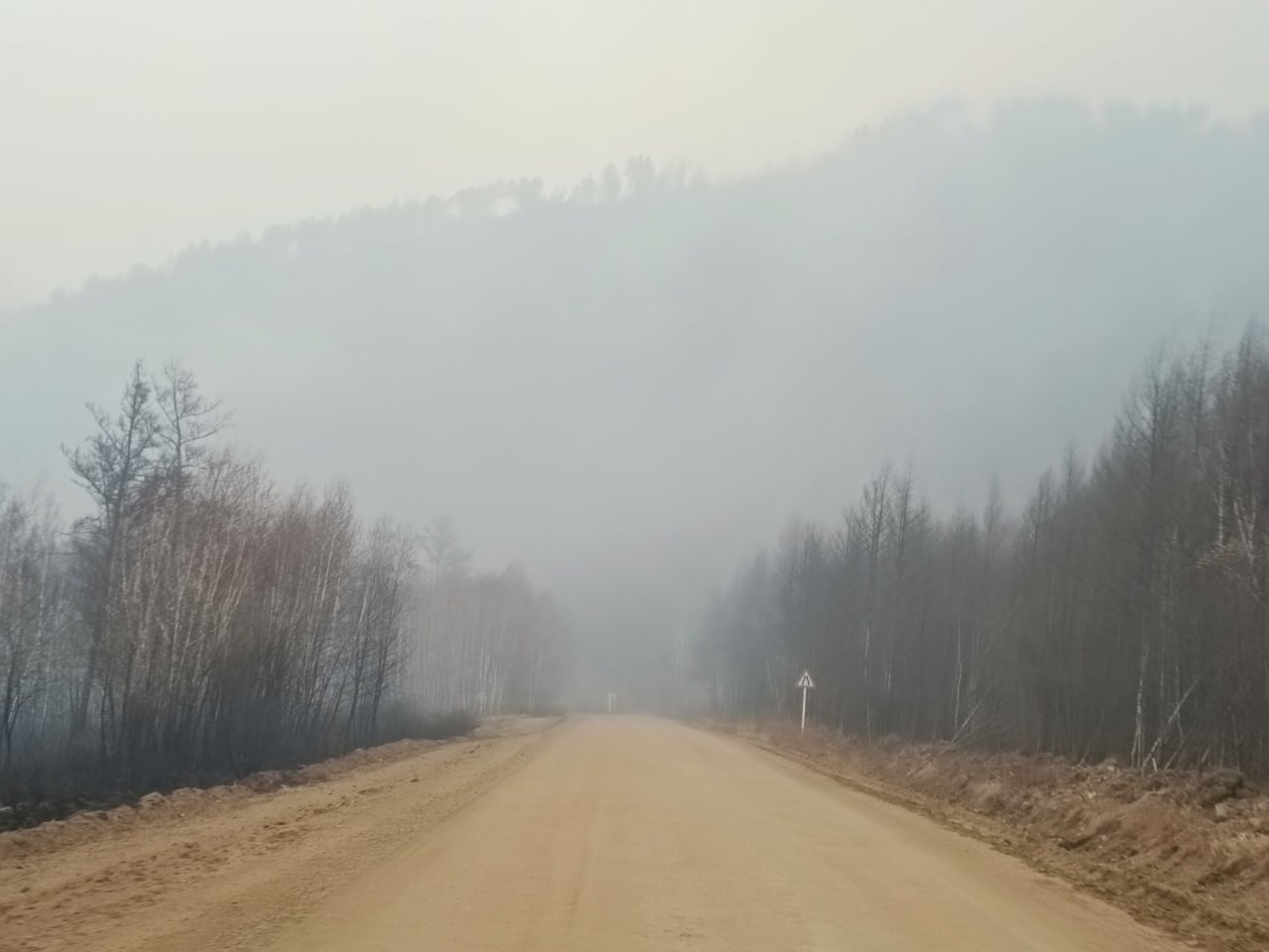 Началось задымление на полигоне ТКО Сегодня 17 декабря в Якутске поступило сообщение о задымлении на полигоне твердых коммунальных отходов расположенном на девятом километре Вилюйского тракта Поскольку такой объект согласно постановлению правительства подлежит федеральному экологическому надзору информация о происшествии была немедленно направлена в Управления Росприроднадзора и Роспотребнадзора по Республике Саха Якутия для принятия мер в рамках их компетенции Жителям Якутска напомнили что если они становятся свидетелями любых экологических нарушений то могут оперативно сообщить об этом через специальный Телеграм бот minecologii sakha bot Для этого необходимо отправить фотографию или видео с указанием точного местоположения Фото Варсегова Наталья