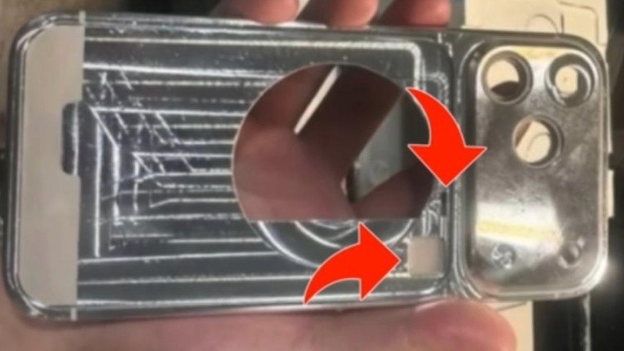 Зато не разбить. iPhone 17 Pro получит полностью металлический корпус Инсайдер под ником yeux1122 поделился новыми подробностями относительно корпуса iPhone 17 Pro. Да, в нём не будет титана, но он вас точно удивит. Если ранее все были уверены, что новый массивный блок камер будет стеклянным, то теперь инсайдер утверждает совсем другое. Судя по опубликованным изображениям, «область камеры, показанная на многих рендерах, оказалась цельной алюминиевой конструкцией, а не стеклом». Металлическая задняя панель iPhone 17 Pro с большим круглым отверстием, несколькими более мелкими отверстиями по бокам и двумя красными стрелками, указывают на особенности корпуса. Если эта утечка верна, то корпус в новых флагманах будет цельнометаллическим, но с прорезями под MagSafe, камеры и разъёмы. Насколько эта информация близка к реальности мы узнаем уже через ~3 недели на презентации Apple.