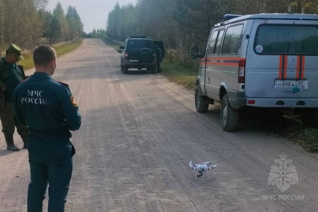 Тушение ландшафтного пожара в Ильинском районе продолжается.  Сегодня личный состав  специализированной пожарно-спасательной части совместно с работниками лесхоза и пожарными субъекта ликвидировали открытые очаги при помощи ранцевых огнетушителей, тем самым не допустили перехода огня за границы опашки. Местность болотистая, труднопроходимая. Использовать пожарную технику нет возможности.   Сотрудники службы пожаротушения на месте пожара координировали действия всех привлеченных сил и средств.  Для оценки обстановки в небо был запущен беспилотный авиационный аппарат Главного управления.    Угроза распространения огня на населенный пункт отсутствует. #МЧСИваново