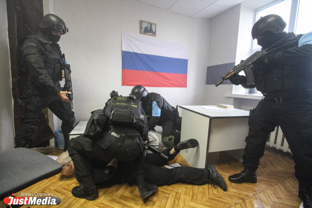 Сотрудники ФСБ накануне вечером нагрянули с обысками в отдел полиции №14 на Эльмаше. По данным «КП-Екатеринбург», в ОП работали сотрудники центра «М» УФСБ по Свердловской области и и оперативно-разыскной части Управления собственной безопасности ГУ МВД региона. Силовиков интересовали начальник отдела по вопросам миграции, начальник службы участковых уполномоченных и один участковый. Также источники издания сообщают, что служебное расследование проводилось после заявления мигрантов, задержанных в ходе профилактического рейда. В нем, в частности, сообщалось, что начальник службы участковых бесплатно обслуживался в одной из шашлычных. Официальных комментариев по факту следственных мероприятий пока не было.
