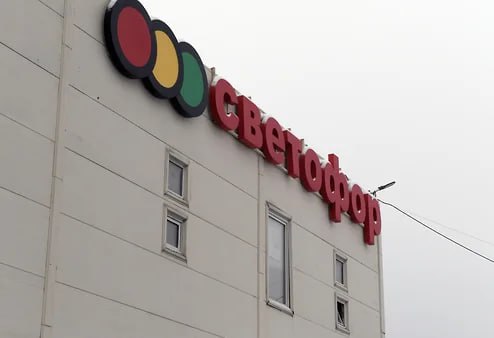 132 кг опасных продуктов изъял Россельхознадзор из курских магазинов «Светофор» 132 кг продуктов животного происхождения и 4,2 тыс. яиц отправило на утилизацию управление Россельхознадзора по Орловской и Курской областям после проверки магазинов сети «Светофор» в Курской области. Продукция хранилась без ветеринарных документов и маркировки производителя, срок годности зачастую истек, а упаковка была нарушена. В 23-х из 43 отобранных для лабораторной проверки проб молочной и мясной продукции найдены нарушения. Об этом сообщили в контролирующем органе. Фото: Дмитрий Лебедев/Коммерсантъ Подписывайтесь на «Ъ-Черноземье»