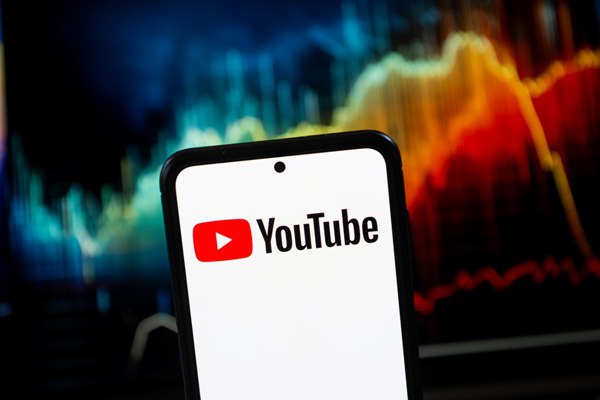 IT-аналитик сравнил YouTube с «Большой советской энциклопедией»  Создать полноценную альтернативу этому видеохостингу невозможно.  За много лет там накопился контент на любую тематику, в том числе и тот, которого «лучше бы не было». Таким мнением в эфире радиостанции «Говорит Москва» поделился президент Международной академии digital-коммуникаций Андрей Яблонских.  Полноценной замены YouTube не может быть по определению, потому что YouTube можно назвать «Большой советской энциклопедией». Это огромный ресурс, на котором собраны ролики со всего мира за много лет. Создать подобную библиотеку локальную — я просто не понимаю, зачем? А во-вторых, все говорят о том, что у нас нет замены YouTube с точки зрения именно платформенной, то есть на сегодняшний момент что Rutube, что «ВКонтакте», наверное, пока не дотягивают до всех возможностей, что были на YouTube. Если мы говорим про YouTube в целом, это огромная энциклопедия. Сделать ей замену — это значит просто скопировать весь контент, который там есть, перенести на наши внутренние сервера. Но тогда половина из этих роликов никому не будут никогда интересны, потому что их никто не будет смотреть. Там достаточно специфические ролики — как отремонтировать какой-то автомобиль, например, или запчасть автомобиля. Чем хорош YouTube? Тем, что там можно найти практически всё, но в то же время там есть тот контент, которого, мягко говоря, лучше бы там и не было.