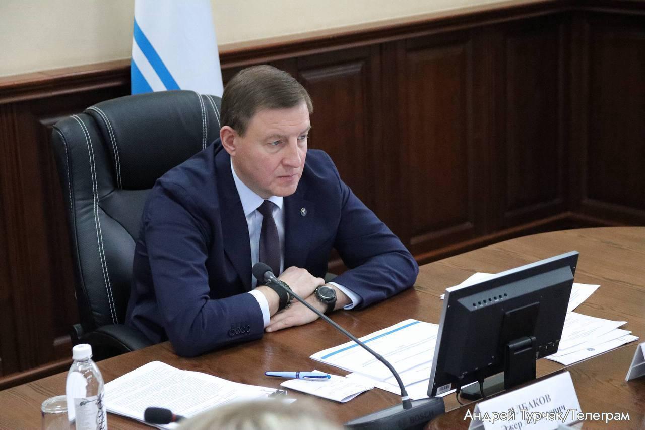 Частные клиники в Республике Алтай отказались от проведения абортов Все девять частных медицинских клиник в Республике Алтай прекратили проведение абортов Последним таким медучреждением стал Евромедцентр сообщил глава региона Андрей Турчак в своем телеграм канале Также Турчак привел статистику с начала года 328 женщин обратились в государственные медучреждения за направлением на аборт около 30 из них примерно 100 человек в итоге отказались от процедуры По его оценке число таких случаев растет 9 декабря Турчак в своем телеграм канале посоветовал Евромедцентру добровольно отказаться от проведения абортов Свои слова он подтвердил и на заседании Правительства региона добавив что это последнее алтайское предупреждение В октябре алтайские депутаты приняли закон против склонения к абортам Он предусматривает запрет на уговоры просьбы предложения подкуп обман убеждение выдвижение требований и другие способы понуждения к аборту Российские власти уже несколько лет обсуждают возможность запрета абортов Формально процедура по прежнему входит в систему обязательного медицинского страхования однако на практике доступ к ней постепенно сужается от административного давления на врачей до морального и религиозного воздействия на женщин Алтай