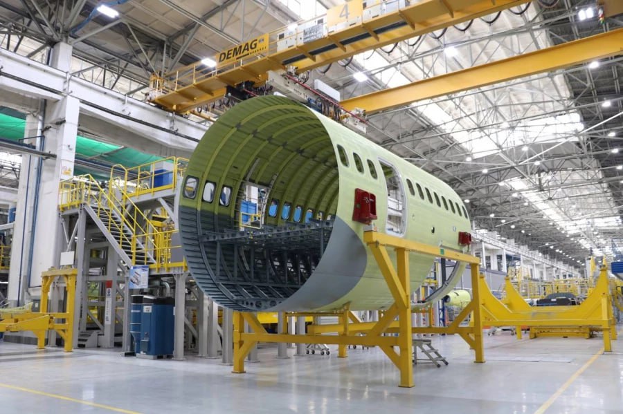 Алиханов самолеты МС 21 и SJ 100 находятся в финале сертификационных испытаний О финальном этапе сертификационных испытаний новых самолетов в интервью ТАСС рассказал глава Минпромторга Антон Алиханов Он также заявил о продолжении работы по корректировке комплексной программы развития авиационной отрасли РФ По его словам по мере прохождения ключевых точек сертификационных испытаний уточняются прогнозы производства воздушных судов По словам Алихановаа сертификация по российским и международным стандартам а также ввод в эксплуатацию отечественных самолетов МС 21 и SJ 100 позволят активировать их продвижение на зарубежные рынки При этом он подчеркнул что в условиях санкционных ограничений первоочередной задачей является обеспечение внутреннего спроса на импортозамещенную авиатехнику для обеспечения технологического суверенитета страны Подробнее   Подпишись на MASHNEWS