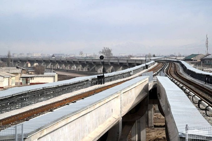 Запуск кольцевой линии метро Ташкента перенесли на 1 ноября Изначально планировалось открыть ветку для пассажиров 18 октября Администрация метрополитена перенесла открытие на две недели для более качественного завершения испытаний На ветке планируется увеличить скорость поездов вдвое и сократить интервалы между ними В ходе профилактических работ специалисты выровняли пути и заменили шпалы   www spot uz ru 2025 10 13 metro postpone Telegram Instagram YouTube