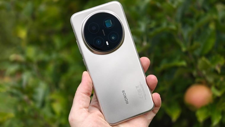 Honor Magic 8 Ultra утечка раскрыла экран чип камеру и батарею Ожидаемый флагман Honor Magic 8 Ultra замечен в утечках Цель конкуренция с Xiaomi 17 Ultra и Oppo Find X9 Ultra   Характеристики Процессор Snapdragon 8 Elite Gen 5 топовая SoC 2025 года Экран 6 7 LTPO OLED 1 5K четырёхсторонний изгиб quad curved Сканер ультразвуковой под дисплеем 3D распознавание лица Камера Основная 50 Мп сенсор OmniVision OV50R с сверхвысоким динамическим диапазоном Телеобъектив перископный большой сенсор возможное разрешение до 200 Мп Оптический зум 4 3 7 прорыв в мобильной оптике ОС MagicOS 10 на базе Android 16 Батарея около 7000 мА ч Зарядка ожидается 120 Вт проводная 50 Вт беспроводная по аналогии с Magic 8 Pro Сроки анонса первое полугодие 2026 года Готовы ли вы взять смартфон с 200 Мп перископом и 7000 мА ч ради максимального качества фото и автономности   Заказать сборку ПК в InterPC Наши каналы Hоnоr Тeлeфoны