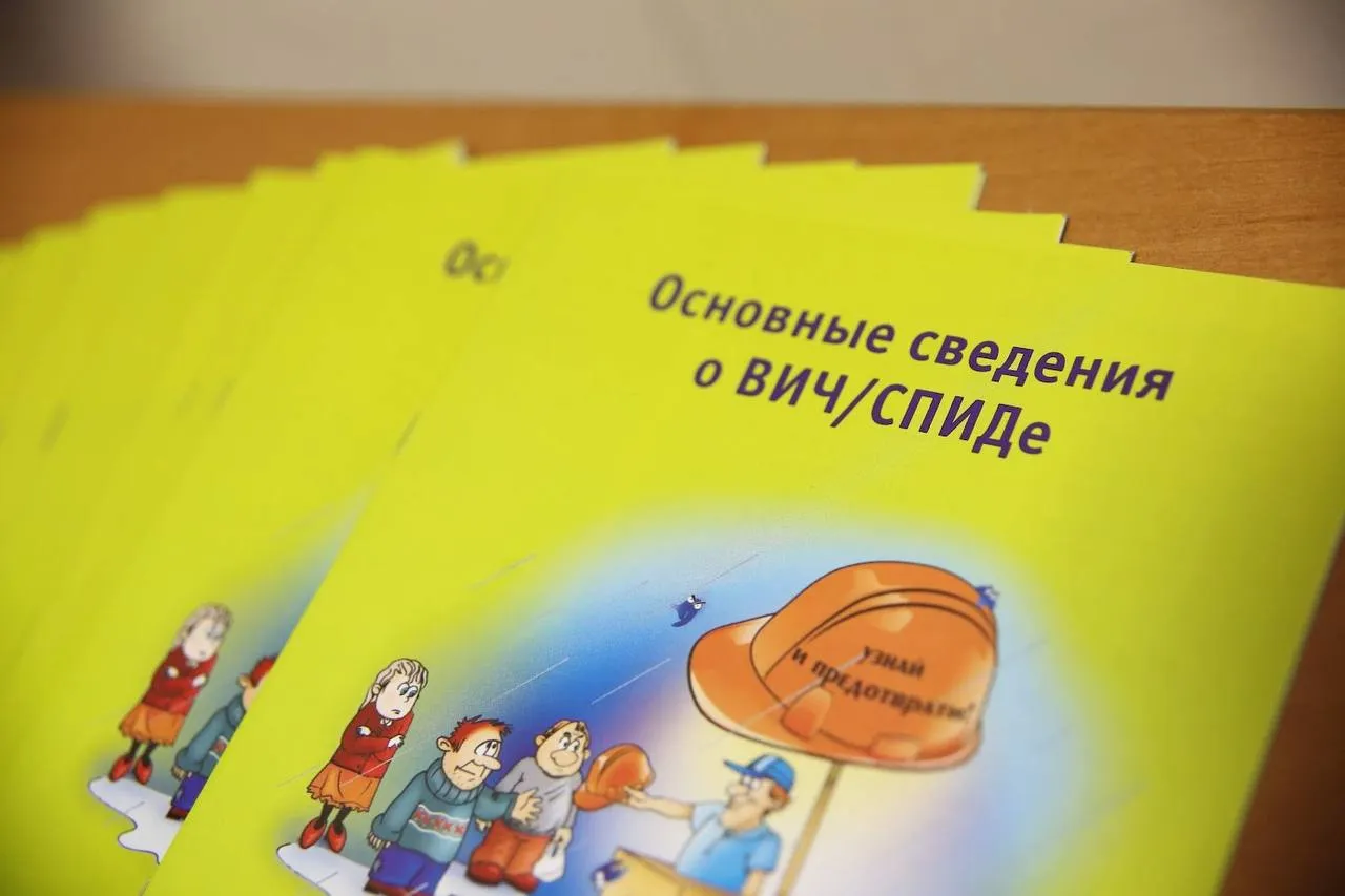 Международный день памяти жертв СПИДа волгоградцам напомнили о важности профилактики ВИЧ 17 мая отмечается Международный день памяти жертв СПИДа В этот день вспоминают тех кто боролся с эпидемией и напоминают о важности своевременной диагностики ВИЧ при современном лечении инфицированный может вести полноценную жизнь По данным ВОЗ с начала эпидемии СПИДа в мире умерло более 40 млн человек СПИД это конечная стадия ВИЧ инфекции когда иммунитет серьезно ослаблен и развиваются сопутствующие заболевания Благодаря ранней диагностике и антиретровирусной терапии вирусную нагрузку можно свести к минимуму это снижает риск передачи инфекции и позволяет человеку сохранять высокое качество жизни Глобальная цель победить болезнь к 2030 году Роспотребнадзор напоминает самый надежный способ узнать свой ВИЧ статус пройти бесплатное тестирование в поликлинике или в Центре профилактики и борьбы со СПИДом Волгоградская правда в Max   max ru vpravda ru
