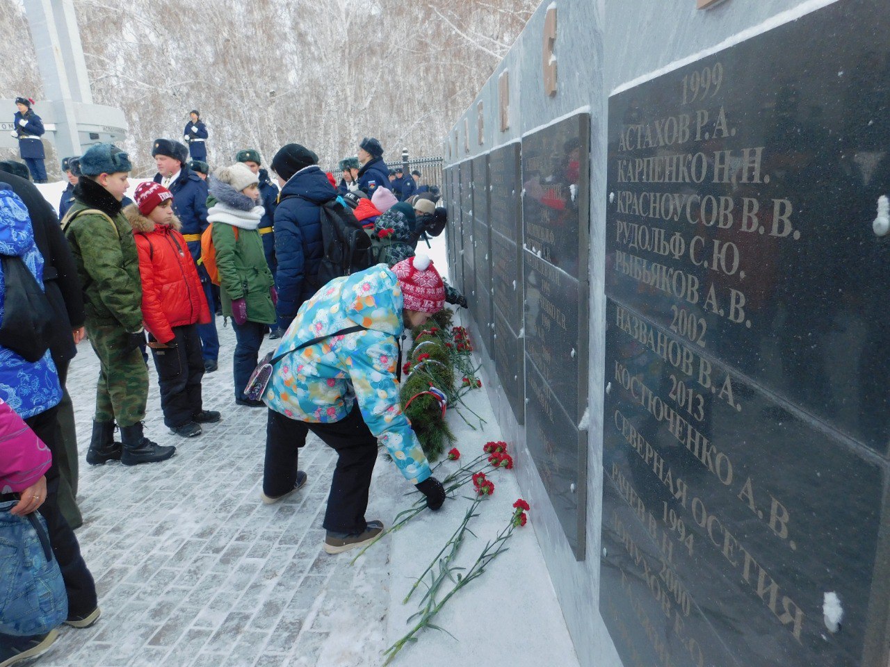 На Левобережье проходят мероприятия посвященные Дням воинской славы России Накануне в Кировском округе состоялись памятные митинги уроки мужества возложения цветов и венков к мемориальным объектам Мероприятия были приурочены 82 ой годовщине полного снятия блокады Ленинграда Всего в рамках месячника посвященного Дням воинской славы России будет организовано свыше 50 мероприятий основные посвящены важным датам из истории победе советских войск в Сталинградской битве тридцать седьмой годовщине со дня вывода советских войск из Афганистана и др  3 февраля в 15 00 во дворце культуры Кировского округа ул Бетховена 33 и в культурно досуговом центре Иртыш ул Перелета 8 состоятся уроки мужества посвященные Дню разгрома советскими войсками немецко фашистских войск в Сталинградской битве   15 февраля состоится традиционное возложение цветов и венков к памятнику Воинам омичам исполнившим свой долг до конца ратную славу приумножив   С 9 по 26 февраля в библиотеке Отечество ул Дмитриева 2 6 будет проходить окружная интеллектуальная игра Виват Россия В состязаниях примут участие школьники в возрасте 14 16 лет   Большой праздничный концерт Во славу Отечества посвященный Дню защитника Отечества пройдет во дворце культуры Кировского округа 19 февраля   Комитеты территориального общественного самоуправления также подготовили ряд мероприятий посвященных Дню защитника Отечества Спортивная эстафета Сильные смелые ловкие намечена в КТОС Левобережный 9 шахматный турнир будет организован общественниками КТОСа Кировец 4 Принять участие в традиционном турнире по мини футболу среди дворовых команд приглашают активисты комитета ТОС Кировец 3   Более подробную информацию о планируемых в округе мероприятиях можно уточнить по тел 3812 55 16 78 55 06 51