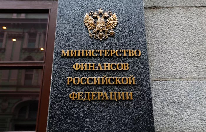 Организации и индивидуальные предприниматели, пострадавшие от терактов, сохранят статус плательщика сельхозналога  Правительство РФ одобрило поправки в Налоговый кодекс, подготовленные Минфином для обеспечения сохранения статуса сельхозтоваропроизводителя бизнесу, пострадавшему от террористических атак. Инициатива относится и к организациям, функционирующим в том числе в новых регионах.   Организации и индивидуальные предприниматели, которые имели статус сельскохозяйственного товаропроизводителя на конец 2023 года, сохранят статус плательщика единого сельскохозяйственного налога  ЕСХН  в 2024 и 2025 году, если пропорции их доходов изменились после приостановки деятельности из-за действий вооруженных формирований или террористических актов. Такие поправки в Налоговый кодекс одобрены на заседании Правительства РФ.  Предложенные Минфином изменения позволят поддержать сельхозпроизводителей, переставших соответствовать условиям специального налогового режима из-за внешних угроз, поясняется в материалах.  Для продолжения работы производители зачастую были вынуждены использовать сырье, приобретенное в других компаниях. Доля доходов от реализации продукции собственного производства таких организаций и индивидуальных предпринимателей могла опуститься ниже необходимого уровня 70% для сохранения статуса плательщика ЕСХН.  Поправки в Налоговый кодекс позволят компаниям преодолеть сложившуюся ситуацию и сохранить режим ЕСХН, отмечается в материалах.