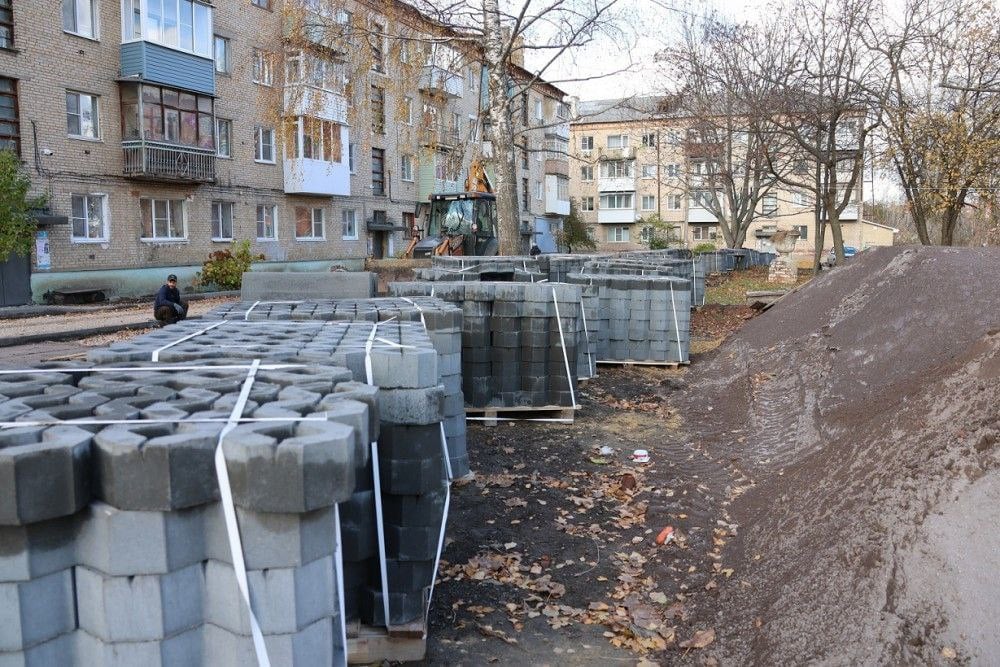 В Новомосковске продолжается благоустройство дворов  На улице Свердлова 8 в разгаре комплексное благоустройство придомовой территории. Работы проводятся по программе «Народный бюджет».  Всего в Новомосковске в этом году реализуется 15 проектов по программе «Народный бюджет». Тринадцать из них касаются благоустройства - это ремонт тротуаров, дорог, дворовых территорий, а также два объекта социальной сферы.  Источник