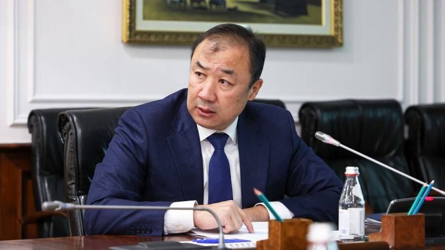 Казахстан планирует закупить в Азербайджане два судна контейнеровоза в связи с ростом контейнерных перевозок через Каспийское море Как заявил министр транспорта Казахстана Нурлан Сауранбаев В порту Курык реализуется проект строительства многофункционального терминала Саржа Для увеличения контейнерных перевозок через Каспийское море до 2027 года планируется закупить в Азербайджане два судна вместимостью 700 контейнеров Также ведется работа по увеличению пропускной способности железнодорожной линии идущей к портам Реализация указанных проектов позволит увеличить пропускную способность портов Актау и Курык до 30 млн тонн Caucasian bureau