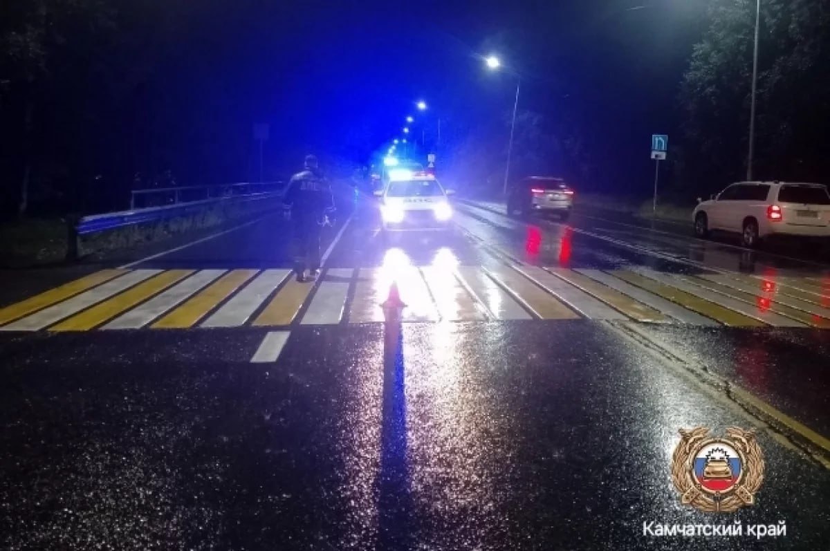 Камчатка в лидерах по наименьшему числу ДТП по стране  Край занял девятое место по стране с показателем 65,7 аварий на 100 тысяч транспортных средств.  При этом число ДТП с пострадавшими в первую половину года снизилось на 23,2% по сравнению с аналогичным периодом прошлого. Тем не менее, число раненых и погибших по-прежнему остается высоким – 64,9 на 100 тысяч жителей.   Самое низкое количество ДТП с пострадавшими в России за первое полугодие 2025 года зафиксировано в Чечне  13,9 ДТП на 100 тысяч авто , Тюменской области и Ямало-Ненецком автономном округе, самым аварийным регионом стала Тыва  379,6 .