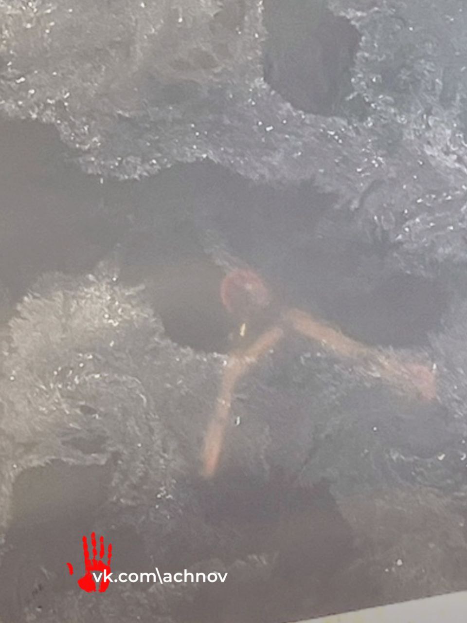 Очередной самокат оказался в воде Кадрами, сделанными на реке Миасс, поделились подписчики. Кажется, кто-то объявил войну средствам индивидуальной мобильности... Ранее самокаты уже выбрасывали в Первое озеро.