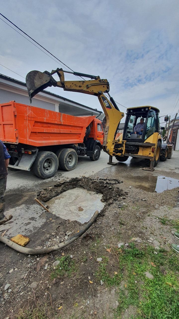 За минувшую неделю работники аварийно-диспетчерской службы и водопроводного цеха произвели замену ветхих  сетей и устранили порывы труб разного диаметра. По обращениям жителей специалистами были обследованны коммуникации и выполнены работы различной сложности.  Среди которых стоит отметить работы по ул. Ахметова, ул. Шарданова.  - Одновременно с этим силами канализационного цеха выполнены работы по прочистке дворовых и уличных коллекторов от строительного и бытового мусора.   - Специалистами электроцеха произведен  ремонт электрооборудования на водозаборах предприятия.  - Бригадой РСУ  восстановлены и накрыты  колодцы водопроводных и канализационных сетей.  - Слесарями РММ произведен монтаж нового погружного оборудования дополнительной скважины на одном из водозаборов предприятия.   Весь комплекс мероприятий проделанный работниками, направлен на улучшение качества жизни потребителей холодного водоснабжения и водоотведения.