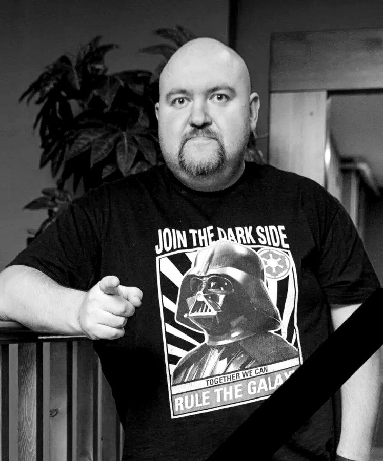 Умер актер из Реальных пацанов Дмитрий Красильников Ему было 45 лет о кончине актера сообщили в сообществе Стендап Мафия Пермь в соцсетях Мы будем помнить Диму как светлого доброго и невероятно теплого человека Он всегда умел поддержать рассмешить собрать вокруг себя людей и сделать день ярче Дима ушел из жизни 6 декабря после инсульта говорится в сообщении Подпишитесь на Абзац TG VK Дзен MAX Rutube