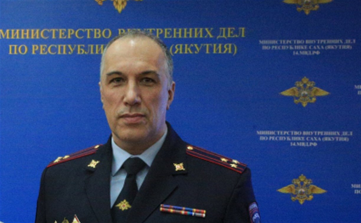 Новый начальник возглавил сахалинское УМВД Президент Путин подписал указ назначив на должность начальника Управления МВД по Сахалинской области Владимира Михайловича Арбузова Он переедет в наш регион из Республики Саха Якутия где работал раньше Владимир Арбузов родился 22 ноября 1974 года в Якутске В 1996 году окончил Хабаровскую высшую школу МВД Его карьера в полиции началась в том же году в Якутии он стал оперативником в отделе по борьбе с экономическими преступлениями Потом занимал разные руководящие посты С 2012 по 2016 год Владимир Арбузов руководил полицией Якутска как заместитель начальника В марте 2016 го стал начальником Управления по борьбе с экономическими преступлениями и коррупцией в МВД Якутии а в мае 2021 го министр МВД РФ Владимир Колокольцев сделал его замминистра начальником полиции республики Владимир Арбузов награждён медалью За отличие в охране общественного порядка и несколькими медалями МВД за отличную службу   Прислать новость Подписывайся на АСТВ ру