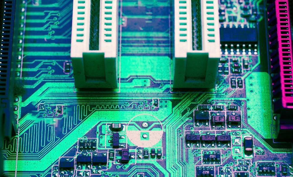 Samsung показала экспериментальную флеш память которая тратит на запись почти на 96 меньше энергии Технология объединяет сегнетоэлектрики и оксидные полупроводники и уже работает с плотностью до 5 бит на ячейку