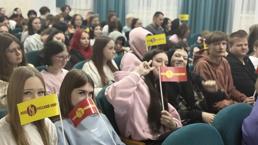 ГРАНТ В Орше прошёл поэтический баттл Есенин vs Современная поэзия 30 апреля 2026 года в Оршанском государственном колледже продовольствия имени Н А Корначёнка в рамках реализации проекта Вдохновение поэтической души Есенин для молодёжи состоялся творческий конкурс Поэтический баттл Есенин vs Современная поэзия Мероприятие прошло в рамках гранта фонда Русский мир и собрало учащихся пяти учреждений образования города Гранты   russkiymir ru news 345866