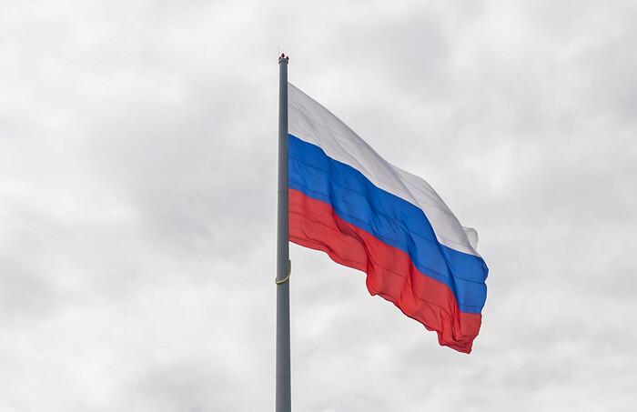 В России увеличили срок действия единой электронной визы до 120 суток  Госдума РФ приняла законопроект, который продлевает срок действия единой электронной визы с 60 до 120 суток. Максимальный срок пребывания по такой визе иностранного гражданина на территории России увеличивается с 16 до 30 суток.  Изменения касаются всех, кому доступна электронная виза РФ: туристов, бизнес-туристов, а также тех, кто приезжает с гуманитарными целями или гостевыми визитами.  В пояснительной записке говорится, что за период с 1 августа 2023 года по 31 июля 2024 года было оформлено 541 000 единых электронных виз России гражданами 55 государств.