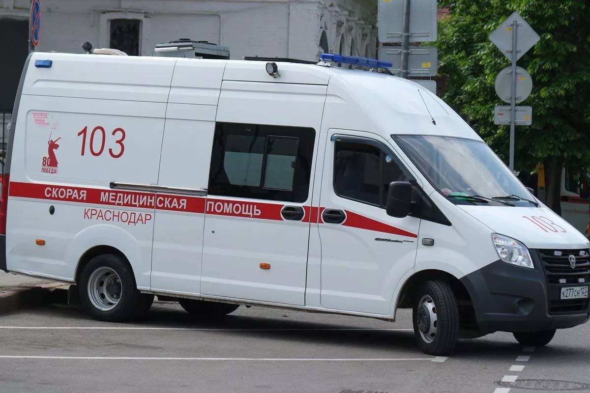 В школе 107 в Краснодаре помощь медиков потребовалась трем семиклассникам Дети пожаловались на странный запах в кабинете во время урока биологии Одна из учениц была госпитализирована в ходе урока вечером госпитализировали еще двух учеников В кабинете провели генеральную уборку занятия продолжаются по расписанию Педагогическое расследование ситуации ведется информация передана в правоохранительные органы и ситуация находится под контролем департамента образования Кубанские Новости   Мы в MAX