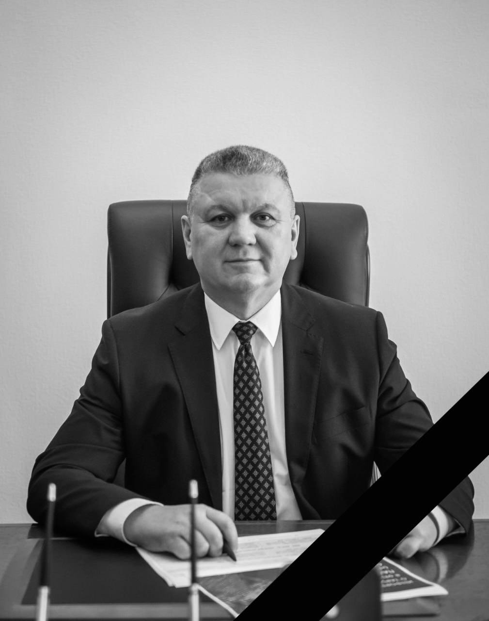 Первый заместитель губернатора Смоленской области Алмаз Ахметшин скоропостижно скончался - ему стало плохо на заседании Сегодня, 13 мая, скоропостижно скончался Алмаз Ахметшин, первый заместитель губернатора Василия Анохина. Алмаз Салимович Ахметшин занимал должность с мая 2023 года, когда переехал в Смоленск из Татарстана. В региональном правительстве он курировал ключевые направления строительства, дорожного хозяйства и ЖКХ. По информации источника Readovka67, во время совещания ему резко стало плохо. Чиновника экстренно госпитализировали, однако медикам не удалось его спасти. Василий Анохин выразил глубокие соболезнования родным, близким и коллегам покойного. "Для многих людей он был отзывчивым и добрым человеком, всегда готовым дать мудрый совет, нашим старшим товарищем", - подчеркнул губернатор. Важное в Смоленске