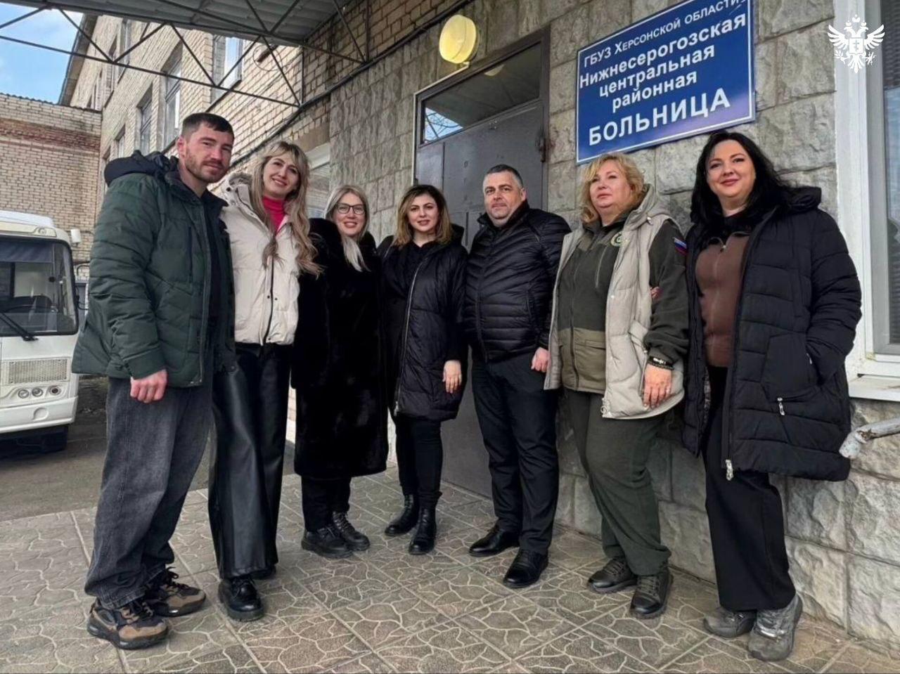 Нижнесерогозский округ Херсонской области приехали детские стоматологи из Адыгеи Врач Екатерина Перепелкина и медсестра Гулез Аветисян сменили коллег которые работали здесь с 2 по 9 февраля и осмотрели десятки детей Вместе с новой сменой прибыл главный врач Адыгейской республиканской клинической стоматологической поликлиники Вячеслав Шовгенов   Глава Республики Адыгея Мурат Кумпилов сообщил что регион продолжит помогать медучреждениям на новых территориях и собирать гуманитарную помощь через партию Единая Россия Адыгея работает в Херсонской области не первый раз Раньше врачи из республики проводили диспансеризацию настраивали оборудование и консультировали местных коллег