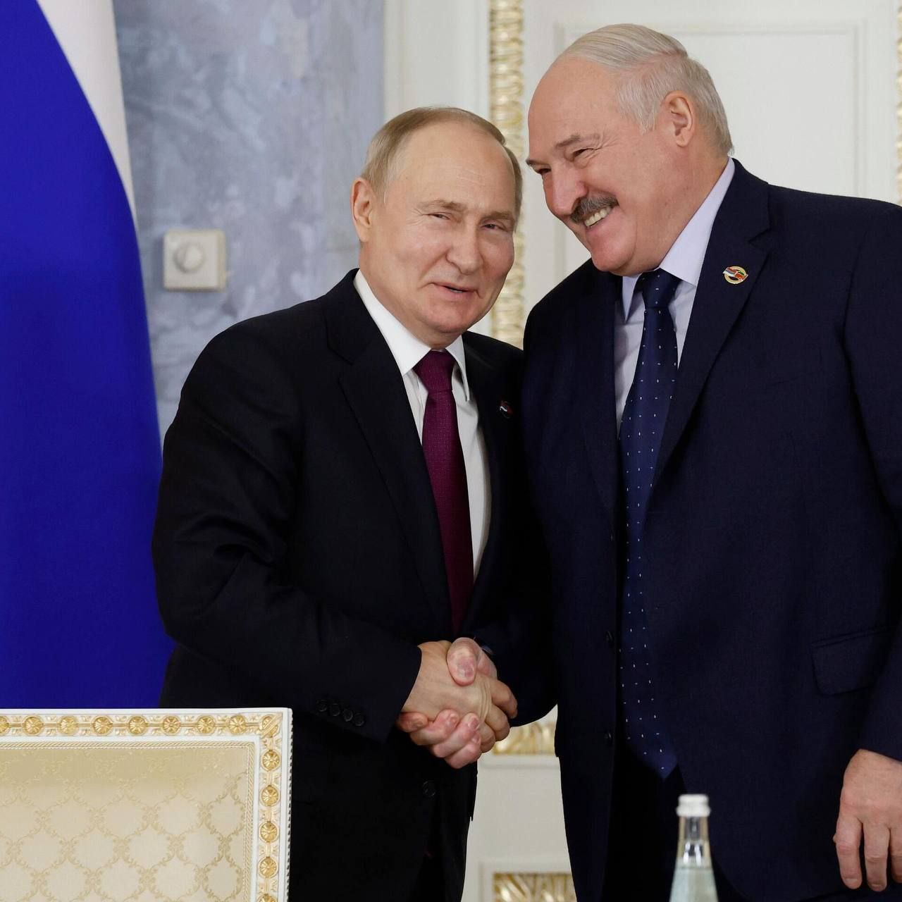 Путин позвонил Лукашенко, чтобы выразить большую признательность за содействие в организации 23–25 мая на погранпереходе Новая Гута в Гомельской области обмена удерживаемых лиц в соответствии с достигнутой на российско-украинских переговорах в Стамбуле договорённостью, сообщили в Кремле.
