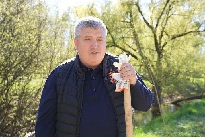 В парке Красное поле высадили клёны Губернатор Новгородской области Александр Дронов вместе с молодёжью принял участие в акции Сад памяти приуроченной ко Дню Победы