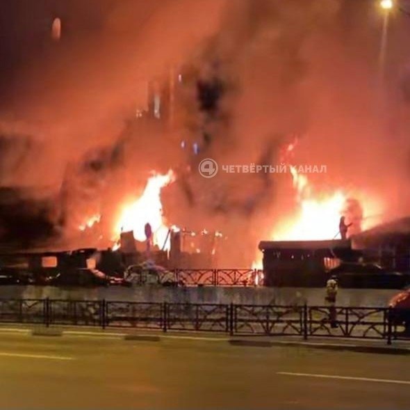 В Екатеринбурге случился крупный пожар. На перекрёстке Щорса – Московская сегодня ночью загорелись два частных жилых дома и здание автосервиса. Площадь пожара составила 500 м². Чтобы потушить огонь, пришлось перекрыть движение по Московской в сторону объездной. Было задействовано шесть единиц техники и 19 спасателей. Благо, обошлось без пострадавших. Подписаться Новости Екатеринбурга