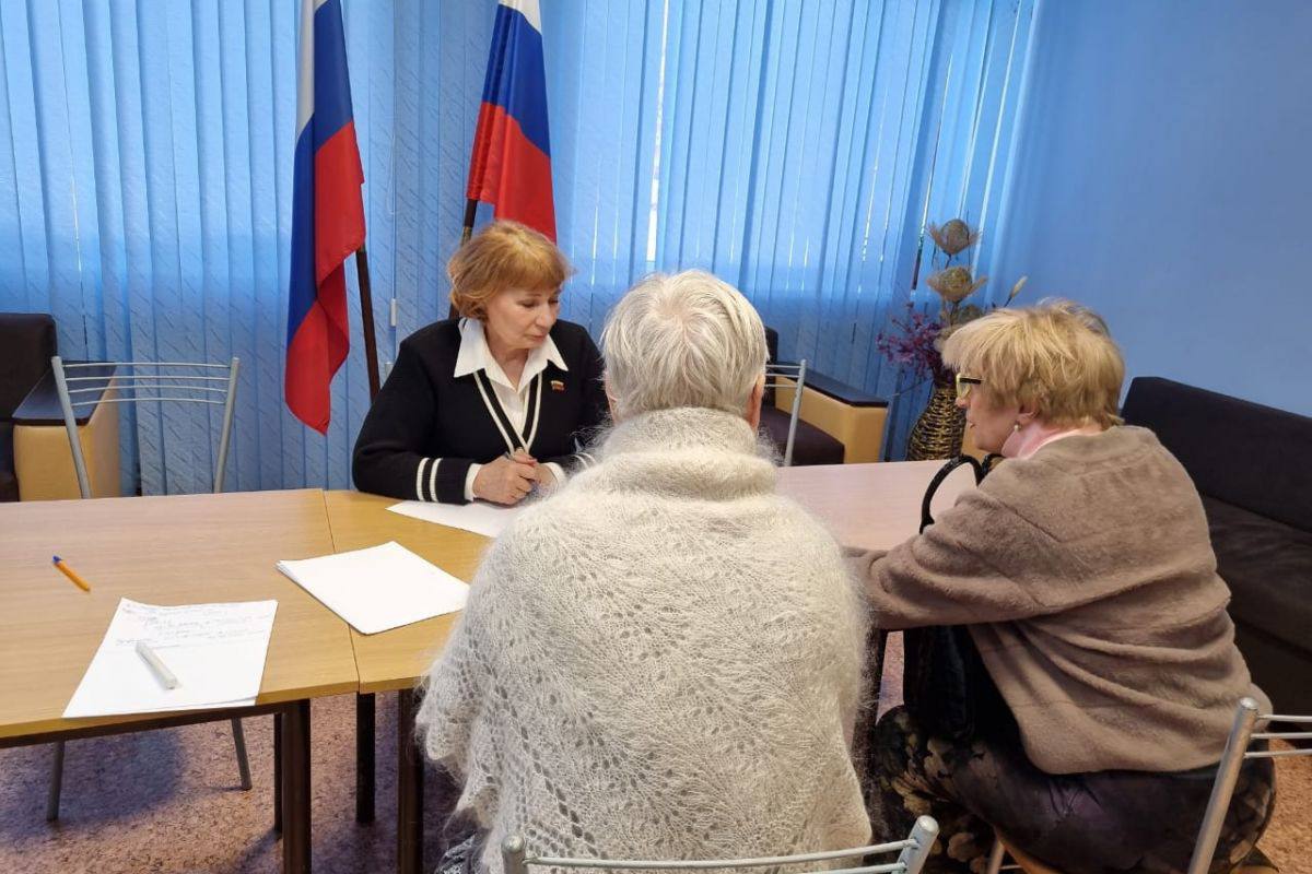 Единая Россия проведёт единый день приёма участников СВО и их семей по жилищным и земельным вопросам Он пройдет 19 сентября В Магадане встречи будут проходить в Центре поддержки семей мобилизованных на базе Региональной общественной приёмной Д А Медведева В муниципалитетах приёмы организуют местные общественные приёмные Форматы работы будут разнообразными личные беседы прямые линии и онлайн консультации К диалогу подключатся депутаты разных уровней представители профильных ведомств и организаций партнёров чтобы максимально оперативно помочь участникам СВО и их семьям Все обращения участников приёмов будут взяты на контроль а специалисты Центра окажут сопровождение до полного решения вопросов Для нас очень важно разобраться поддержать в каждом конкретном случае ведь ситуации бывают разные подчеркнула руководитель Центра депутат Магаданской областной Думы Ксения Суханкина Телефоны для обращений 8 4132 645 645 8 4132 60 09 60