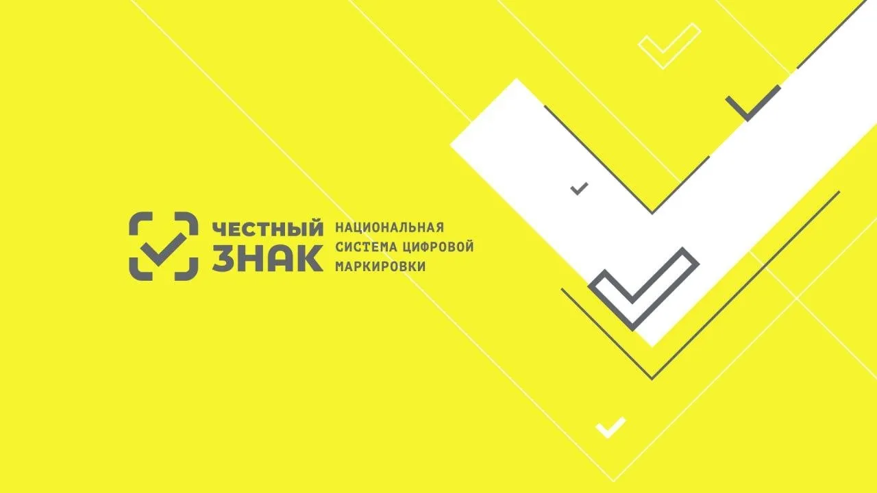 Маркировка радиоэлектроники не помешает ремонту самолетов и не приведет к подорожанию билетов Информация о том что маркировка радиоэлектроники системой Честный знак может помешать ремонту авиапарка российских компаний и привести к удорожанию пассажирских перелетов не соответствует действительности Правила маркировки техники установленные постановлением Правительства не распространяются на товары которые имеют привязку к авиационным компонентам Их исключили из перечня заранее На текущий момент единственная маркируемая категория которую теоретически можно соотнести с авиатехникой потолочные светильники Эти товары реализуются на территории РФ и не требуют ремонта за рубежом То есть маркировка не несет никаких рисков для динамики цен на авиабилеты и эксплуатации воздушных судов Мы не подтверждаем что маркировка радиоэлектроники как либо скажется на обслуживании авиапарков российских компаний Введеные Правительством требования не затрагивают компоненты воздушных судов обслуживание которых может быть осложнено в связи с санкционным давлением отметили в Ростехе обьединяющем ведущие авиастроительные предприятия страны Система Честный знак создана для борьбы с нелегальным оборотом защиты качества товаров и безопасности потребителя Благодаря работе системы уровень нелегального оборота в России уже сократился втрое с 26 до 9 а добросовестный бизнес дополнительно заработал 1 1 трлн руб rostecru