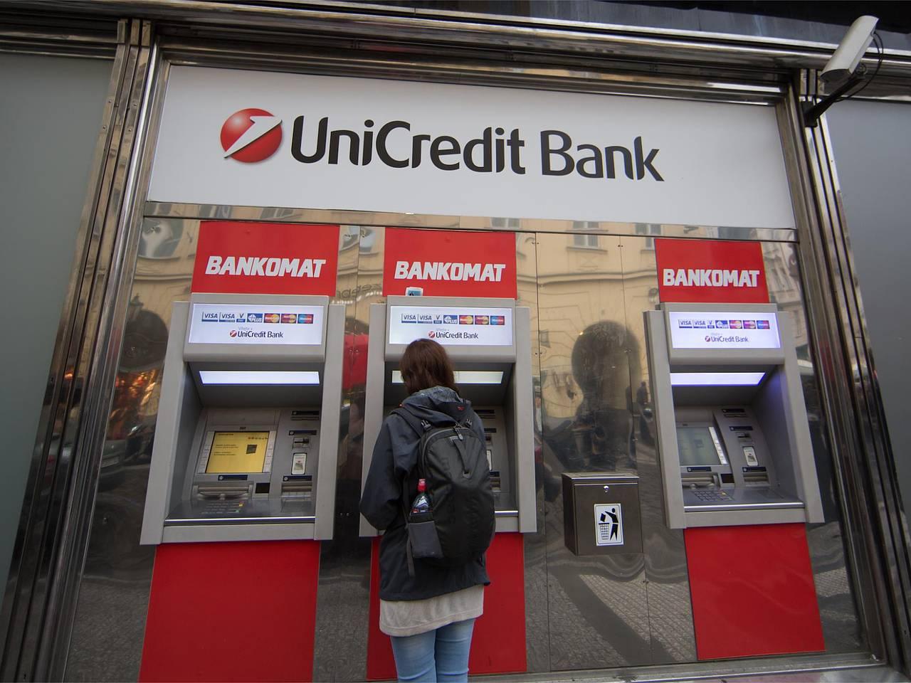 Итальянская Unicredit начала ускоренный выход из России с продажи активов на 3 млрд рублей Лизинговая дочка Юникредит Банка передала основной портфель контрактов компании ПР Лизинг Одновременно из банка уходят основные топ менеджеры включая председателя правления Руководство временно передали исполняющему обязанности а сам банк выбрал вариант быстрого ухода с рынка без продажи всей компании и затяжных согласований Фон у этой истории нервный В Европе обсуждают конфискацию российских активов а Москва прямо сигнализирует о возможных ответных шагах против иностранного бизнеса Похоже Unicredit решил не ждать развития событий и просто выйти первым