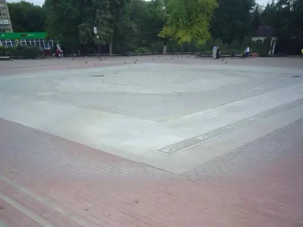 До 13 июля в Ростове отложили включение фонтана на Аллее Роз   В Ростове местные жители заметили неработающий фонтан на Аллее Роз. Об этом горожане сообщили в социальных сетях.    В управлении благоустройства и лесного хозяйства сообщили, что технические работы на фонтане были продлены до 13 июля.    Отметим, что сначала открыть фонтан планировали 27 июня, но позже сроки перенесли на 8 июля. А 10 июля стало известно, что фонтан заработает в воскресенье.    Подписаться на "Новости Ростова"    Прислать новость