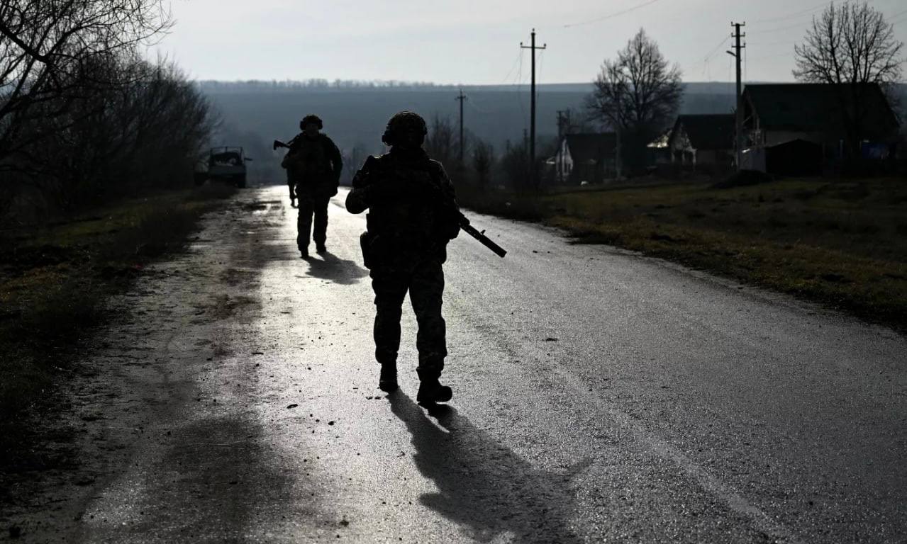 С 15 марта в приграничных районах Курской области вводят ограничение на посещение некоторых населенных пунктов, предупредили местные власти.  Жителей призывают не возвращаться на потенциально опасные территории. Там могут быть мины и неразорвавшиеся боеприпасы.