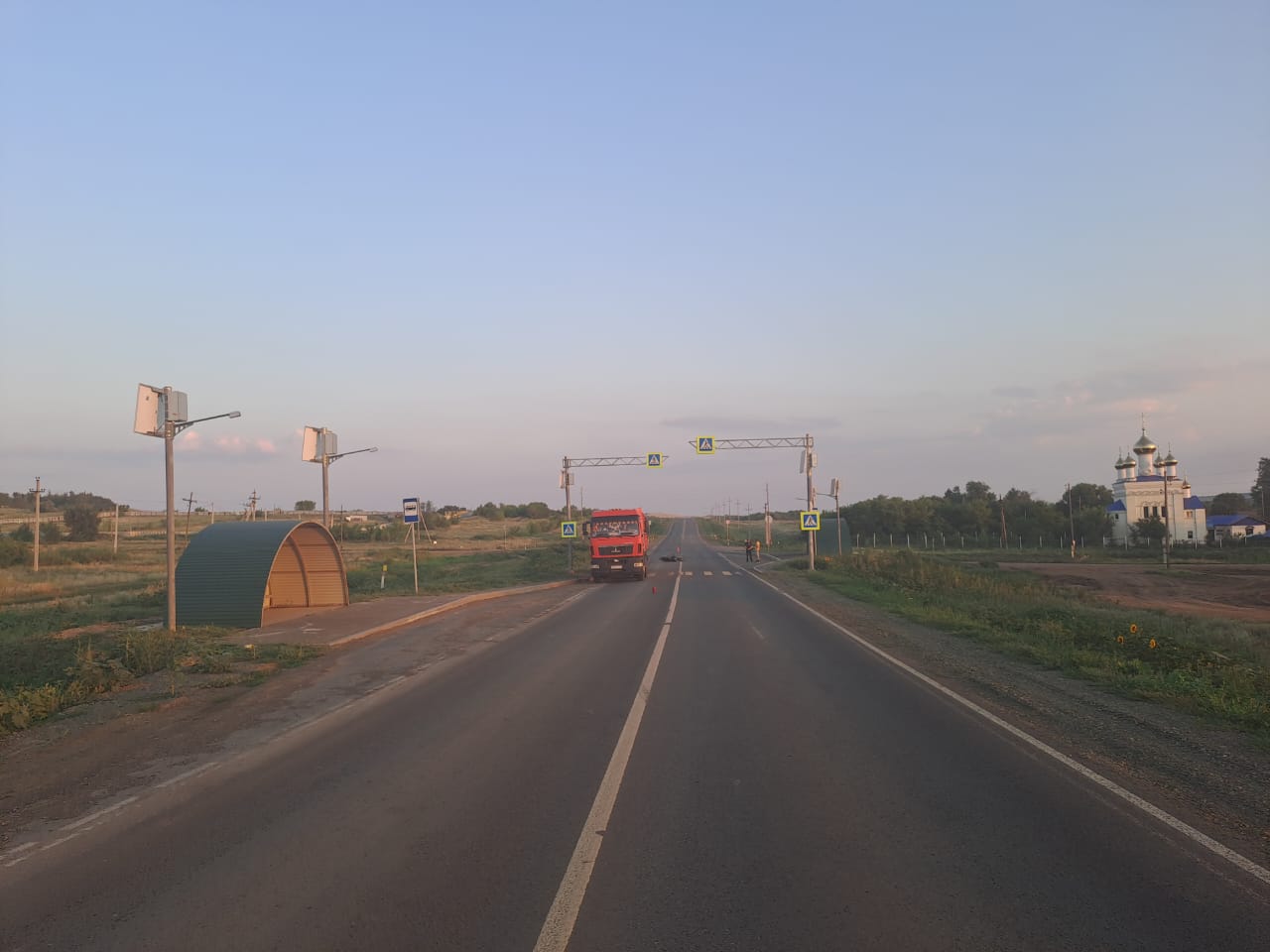 В Оренбуржье в результате столкновения грузовика с питбайком пострадал ребенок Все произошло на дороге «Бугульма - Бугуруслан - Бузулук - Уральск» в Первомайском районе. Подробности сообщили в региональном УМВД. Полиция предварительно выяснила, что 14-летний водитель питбайка выезжал на трассу из села Советское. Он не уступил дорогу автомобилю МАЗ с полуприцепом под управлением 39-летнего водителя. В результате столкновения юный мотоциклист едва не погиб. Медики диагностировали у него серьезные травмы: закрытая черепно-мозговая травма, сотрясение головного мозга, травматическая ампутация пяточный кости, перелом лодыжки. В отношении матери подростка возбуждено дело об административном правонарушении по статье «Передача управления транспортным средством лицу, не имеющему права управления транспортом». Фото: УМВД России по Оренбургской области.