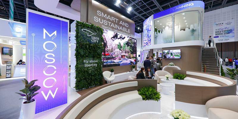 Москва представит IТ проекты на международной выставке технологий Gitex Global в ОАЭ Наш город участвует в формировании глобальной цифровой повестки Москва ежегодно проводит масштабные форумы посвященные развитию технологий и демонстрирует свои лучшие практики за рубежом На выставке в Объединенных Арабских Эмиратах российская столица покажет разработки как для госсектора так и для бизнеса поделилась заммэра Наталья Сергунина Отмечается что один из ключевых проектов Москвы с которым познакомятся гости выставки цифровой двойник города Это копия столицы в виртуальной реальности содержащая 9 тыс аналитических слоев с данными В год она помогает принимать более 2 тыс управленческих решений разного уровня в сфере строительства благоустройства и других областях Подписывайся на Москвач