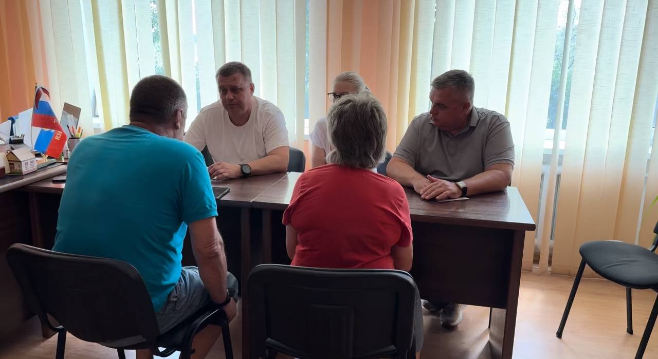 Провел прием по личным вопросам в Нижнесерогозской центральной районной больнице вместе с мобильной приемной Губернатора Херсонской области.   Далеко не всегда люди, у которых есть проблемы, могут в силу различных причин, в том числе и по состоянию здоровья, прийти на прием. Поэтому, иногда приемная граждан вместе с чиновниками и депутатами, должна «приехать» к жителям.    Среди обратившихся –Анатолий Кохнюк. Мужчина второй год проживает в больнице, дома у него нет. Было решено после прохождения медико – социальной экспертизы, направить его в психо-неврологический диспансер. Министерство труда и социальной защиты Херсонской области взяло на себя обязательства по устройству мужчины. Все необходимые процедуры должны быть завершены до 15 августа.   Еще одно обращение – от Владислава Ивановича, который три раза в неделю вынужден ездить из Нижних Серогоз в Геническ на гемодиализ, сам за рулем, что крайне тяжело для пациентов, страдающих хронической болезнью почек.   Транспортировка таких больных из сел к местам проведения процедуры, а их два в Геническе и Скадовске, не входит в перечень услуг ОМС. Проблема требует комплексного решения и участия Министерства здравоохранения региона. Здесь решение еще предстоит найти. Будем заниматься совместно.   #СоветФедерации #ХерсонскаяОбласть
