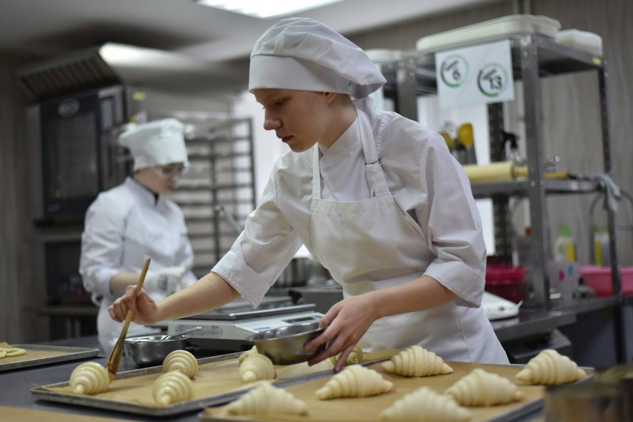 9 золотых, 13 серебряных и 19 бронзовых медалей завоевали уральские студенты и школьники завоевали на итоговом межрегиональном этапе чемпионата «Профессионалы» Всего в соревнованиях приняли участие 174 конкурсанта, они представили нашу область в 22 регионах страны, а также в Екатеринбурге. Победители и призеры отправятся на всероссийский финал чемпионата «Профессионалы», который пройдёт в Нижнем Новгороде, Калуге и Санкт-Петербурге. Свердловский пул