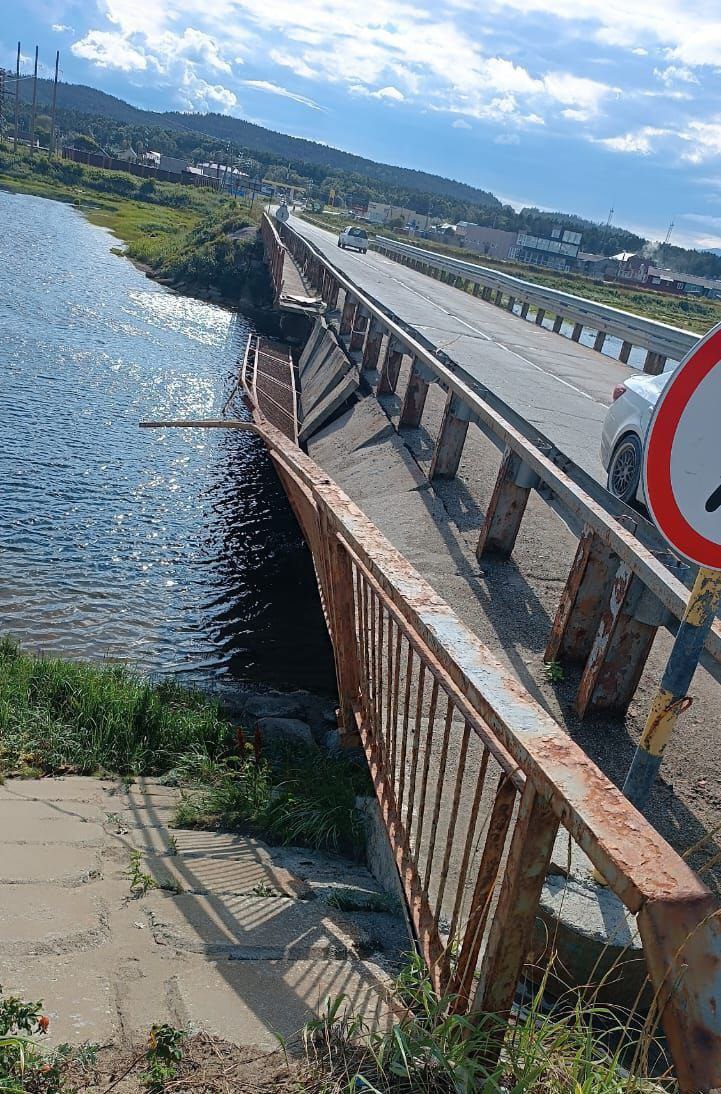Пешеходная часть моста обвалилась в селе Охотском  ‎О провисших металлических консолях и бетонных плитах путепровода через протоку Красноармейскую стало известно вчера.   Восстановлением тротуара на мосту в Охотском займется ГКУ "Управление автомобильных дорог Сахалинской области". Дорога находится в их введении. К работам приступят на следующей неделе, - информировали власти Корсаковского МО    Сейчас движение по аварийному мосту запрещено - выставлены соответствующие знаки.  ———    :     Прислать нам новость:
