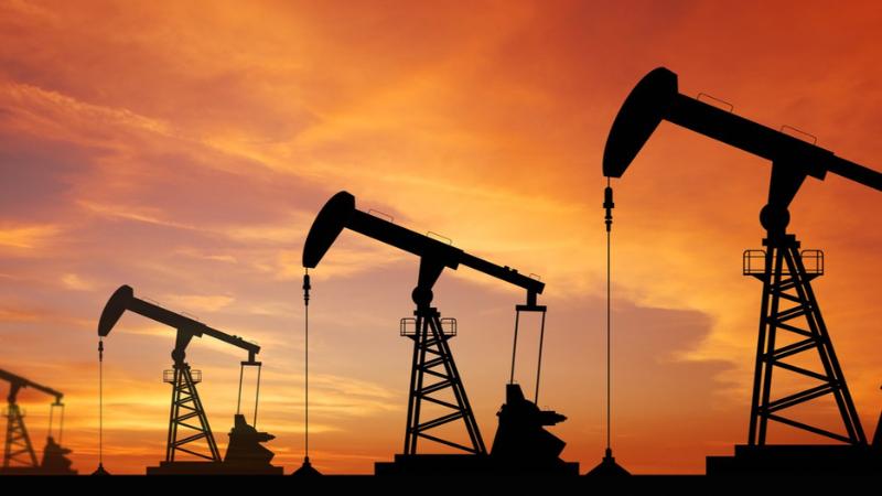 Бензин в России дорожает при низких ценах на нефть Потребительские цены на бензин в России с 17 по 23 июня выросли на 0,22% после повышения на 0,11% с 10 по 16 июня, на 0,07% с 3 по 9 июня и на 0,11% с 27 мая по 2 июня, сообщил в среду Росстат, передает interfax.ru.