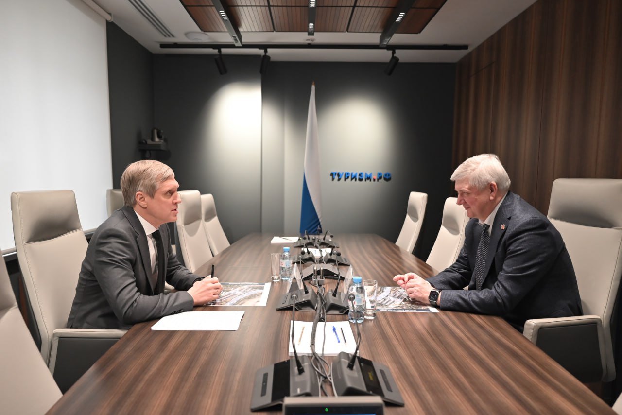 Воронежская область развивает туристический потенциал 11 февраля в Москве губернатор Александр Гусев встретился с гендиректором Корпорации Туризм РФ Сергеем Красноперовым Главная тема как сделать регион ещё более привлекательным для путешественников По итогам 2025 года Воронежская область вошла в число лидеров национального туристического рейтинга регион посетили более 1 миллиона гостей При поддержке Туризм РФ в Воронежской области реализуется два инвестпроекта по строительству современных отелей В городе спутнике Солнечном появится современный отель на 151 номер ресторан парк Русское гнездо и другое Проект реализуется п в рамках нацпроекта Туризм и гостеприимство Открытие запланировано на 2027 год а принимать он сможет до 33 тысяч туристов в год Второй крупный проект Ямань SPA Resort в урочище Кривоборье где появится 400 номеров категории со спа центром с бассейнами Курорт сможет принимать до 125 тысяч гостей ежегодно и создаст 250 новых рабочих мест Подробнее   govvrn ru news 2026 02 11 11168 Правительство Воронежской области Подписаться на канал в МАХ