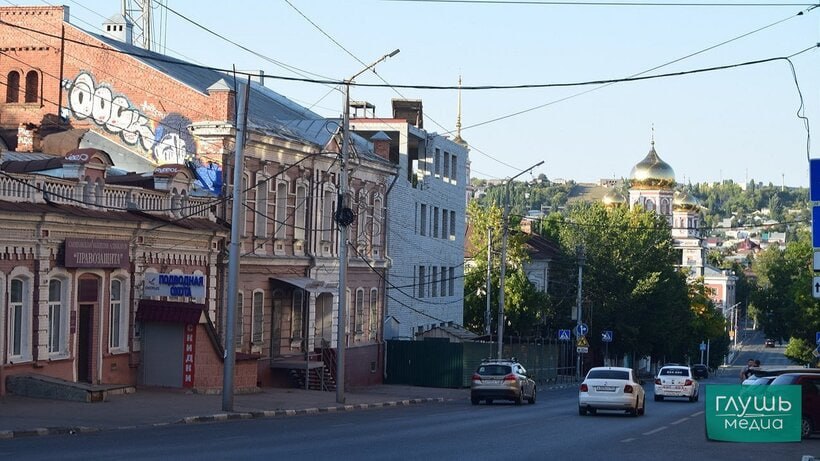 В следующем году в Саратове отремонтируют дороги в исторической части города В 2026 году начнется ремонт дорог в исторической части Саратова сообщил спикер Госдумы Вячеслав Володин Видео с выступлением политика появилось в Telegram канале его сторонников Он уточнил что работы включат в анонсированный ранее депутатский проект по ремонту дорог во Фрунзенском районе По словам Володина горожане обращались к нему с просьбой сделать ремонт не только в одном районе но и во всей центральной части города с учетом участков Кировского Волжского и Октябрьского районов Список дорог которые будут отремонтированы в исторической части города и Фрунзенском районе Саратова авторы канала пообещали опубликовать в ближайшее время Заходите на наш сайт это очень помогает редакции   glush media news view id 5431