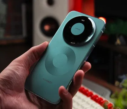 Обзор смартфона HUAWEI Mate 80 Pro увидеть настоящее HUAWEI Mate 80 Pro флагман который делает ставку на естественность в цветах фотографий в материалах корпуса в самом подходе к использованию Нам обещают честную цветопередачу без инстаграмных фильтров а притягательный дизайн емкая батарея с быстрой зарядкой 100 Вт и высокая производительность дополняют картину В обзоре узнаем удалось ли HUAWEI создать сбалансированный флагман для тех кто устал от перенасыщенных снимков и хочет видеть настоящее