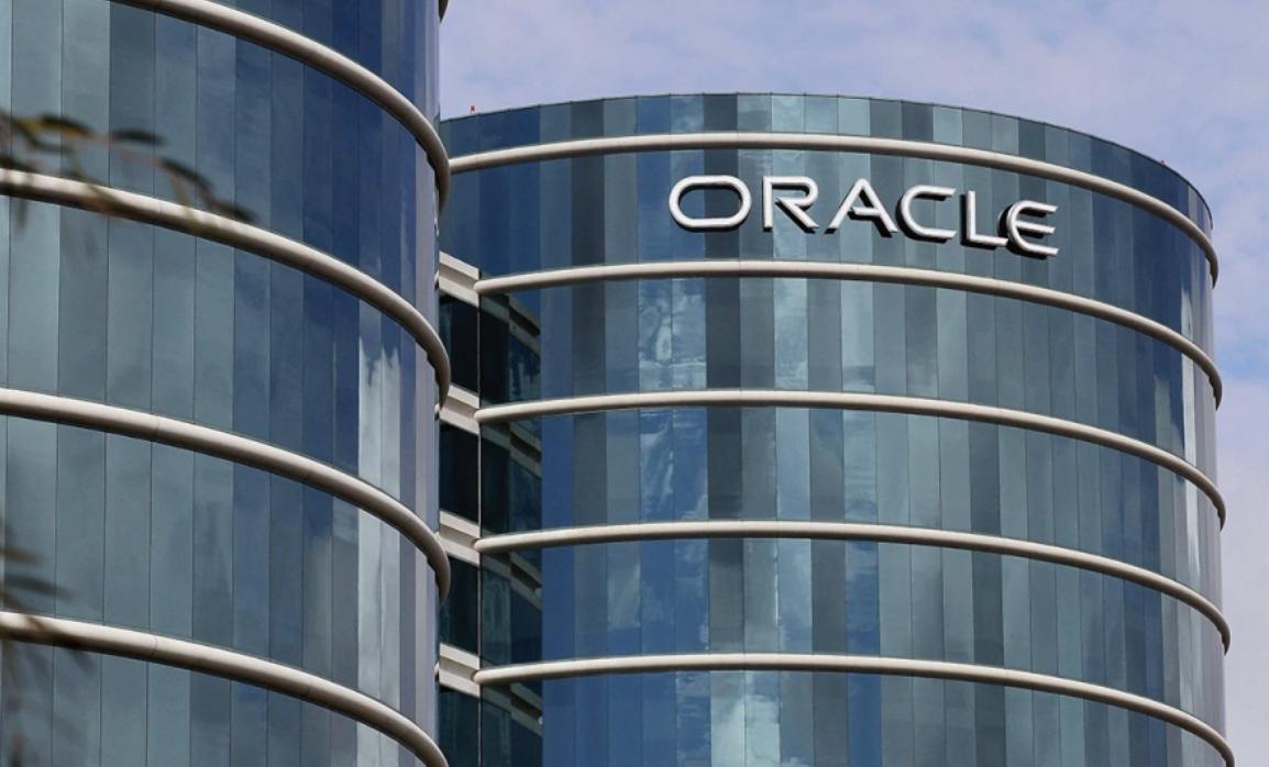 Американская Oracle Corp., чья российская «дочка» год назад была признана банкротом, согласилась выкупить ее долги. Компания получила разрешение на такую сделку от Управления по контролю за иностранными активами США  OFAC .  Oracle готова выкупить требования не более, чем за 60% от номинала и при условии отказа кредиторов от новых требований в будущем. Общая сумма требований к российскому юрлицу Oracle превышает 1,4 млрд руб., то есть компания готова потратить примерно 840 млн руб. или $8,5 млн. Но кредиторы пока думают над предложением.