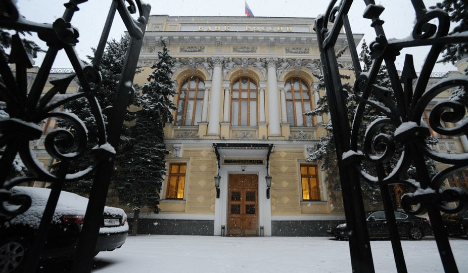 ЦБ сообщил об ускорении роста экономики в IV квартале с учетом сезонности Регулятор на основе оперативных данных фиксирует ускорение роста экономики РФ в IV квартале 2025 года говорится в резюме обсуждения ключевой ставки на декабрьском заседании совета директоров ЦБ Потребительский спрос в целом рос более высокими темпами во втором полугодии по сравнению с первым полугодием 2025 года Частично ускорение связано с увеличением покупок автомобилей перед повышением утилизационного сбора С исключением этого фактора рост потребительского спроса не ускорился но оставался высоким Его поддерживало существенное увеличение доходов населения Кроме того ускорение в IV квартале 2025 года могло отражать стремление населения совершить крупные покупки до повышения НДС отмечает ЦБ fatcat18