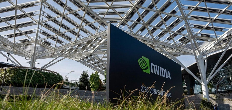 Nvidia раскритиковала власти США за ограничения на экспорт чипов в Россию и Китай  Корпорация считает, что таким образом Америка препятствует техническому прогрессу и помогает Китаю развивать свои собственные технологии.