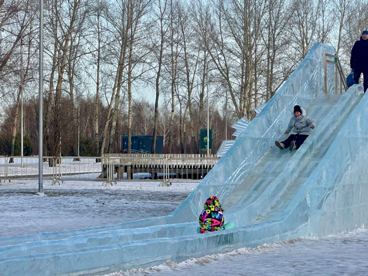 Ледовый городок на острове Татышев временно закрыли  Скульптуры и горки восстанавливают после теплой погоды на выходных. Посетить локацию можно будет уже завтра, а пока для горожан работает каток. Покрытие на нем уже обновили.   Фото: Татышев-парк